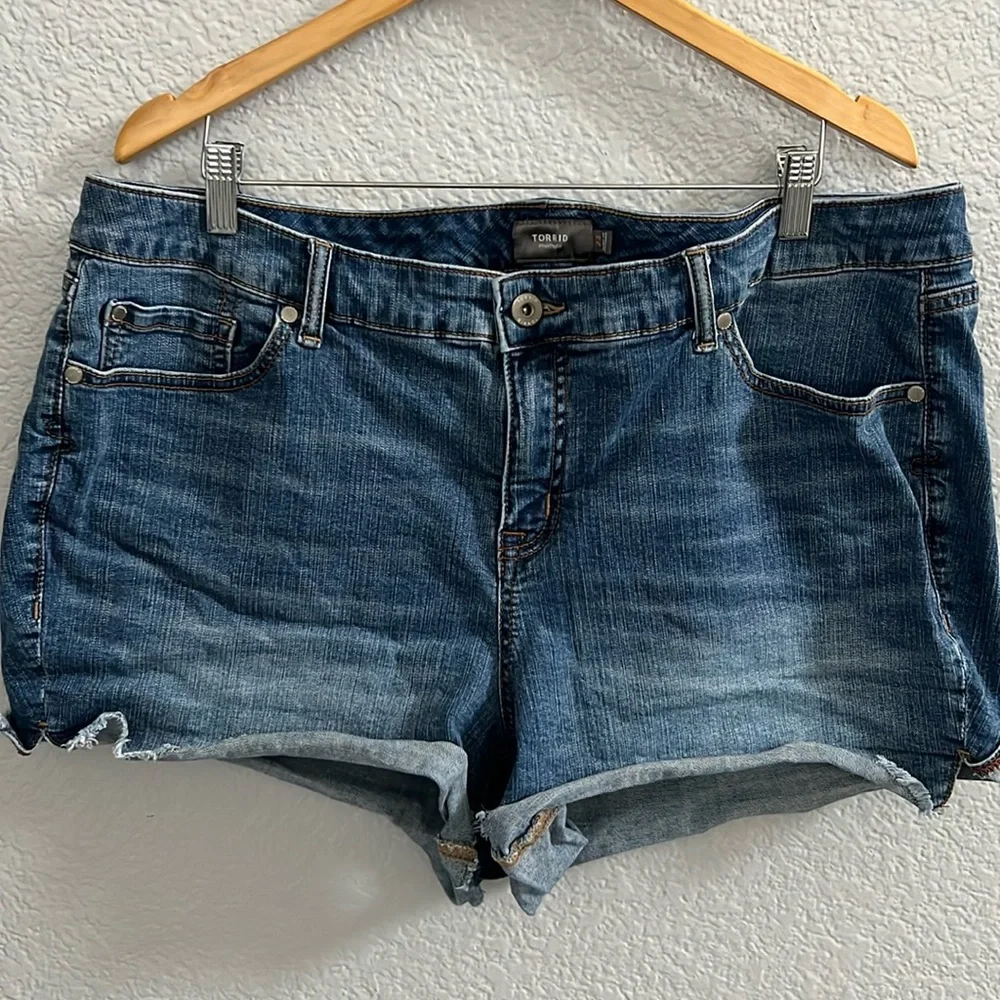 Torrid Super Soft Mid-Rise Denim Jeans Short Size 22 - Picture 2 of 6